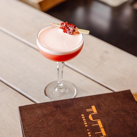 Peppers Waymouth Hotel Adelaide Dış mekan fotoğraf A Clover Club cocktail