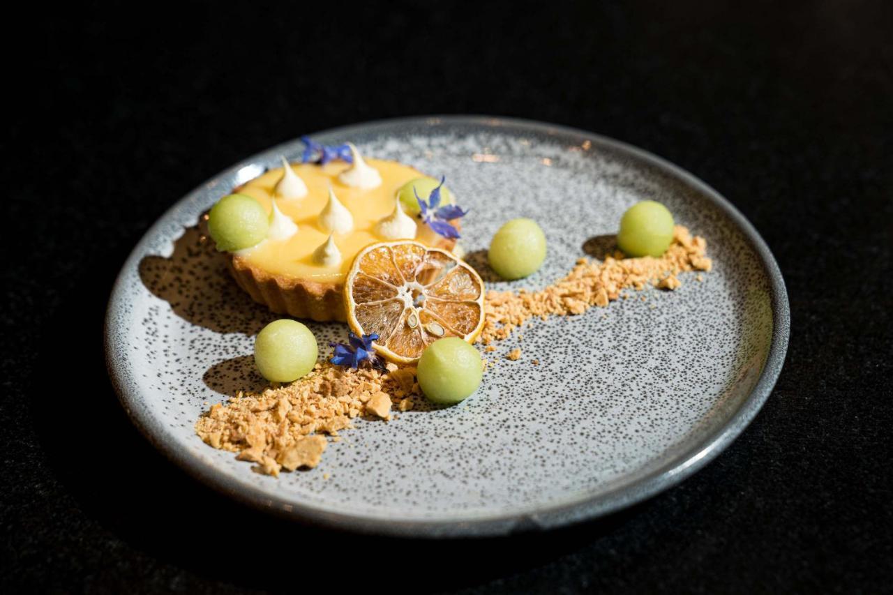 Peppers Waymouth Hotel Adelaide Dış mekan fotoğraf A lemon meringue tart