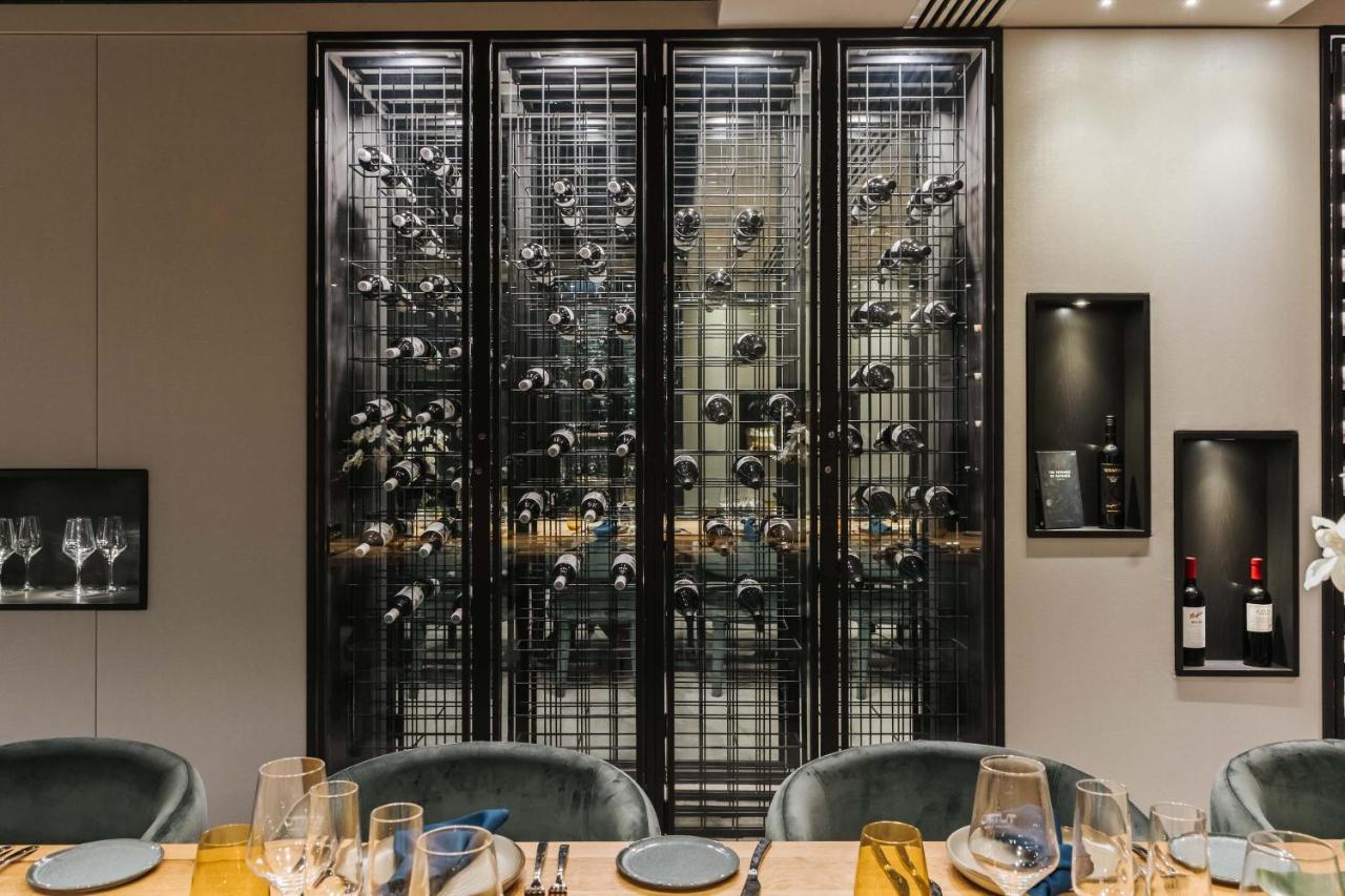 Peppers Waymouth Hotel Adelaide Dış mekan fotoğraf Wine display at the restaurant