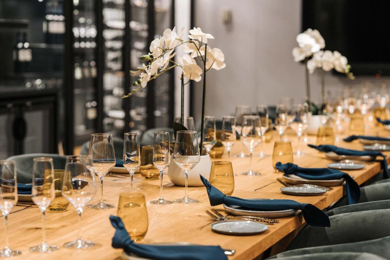 Peppers Waymouth Hotel Adelaide Dış mekan fotoğraf The table at the 2019 World Wine Awards