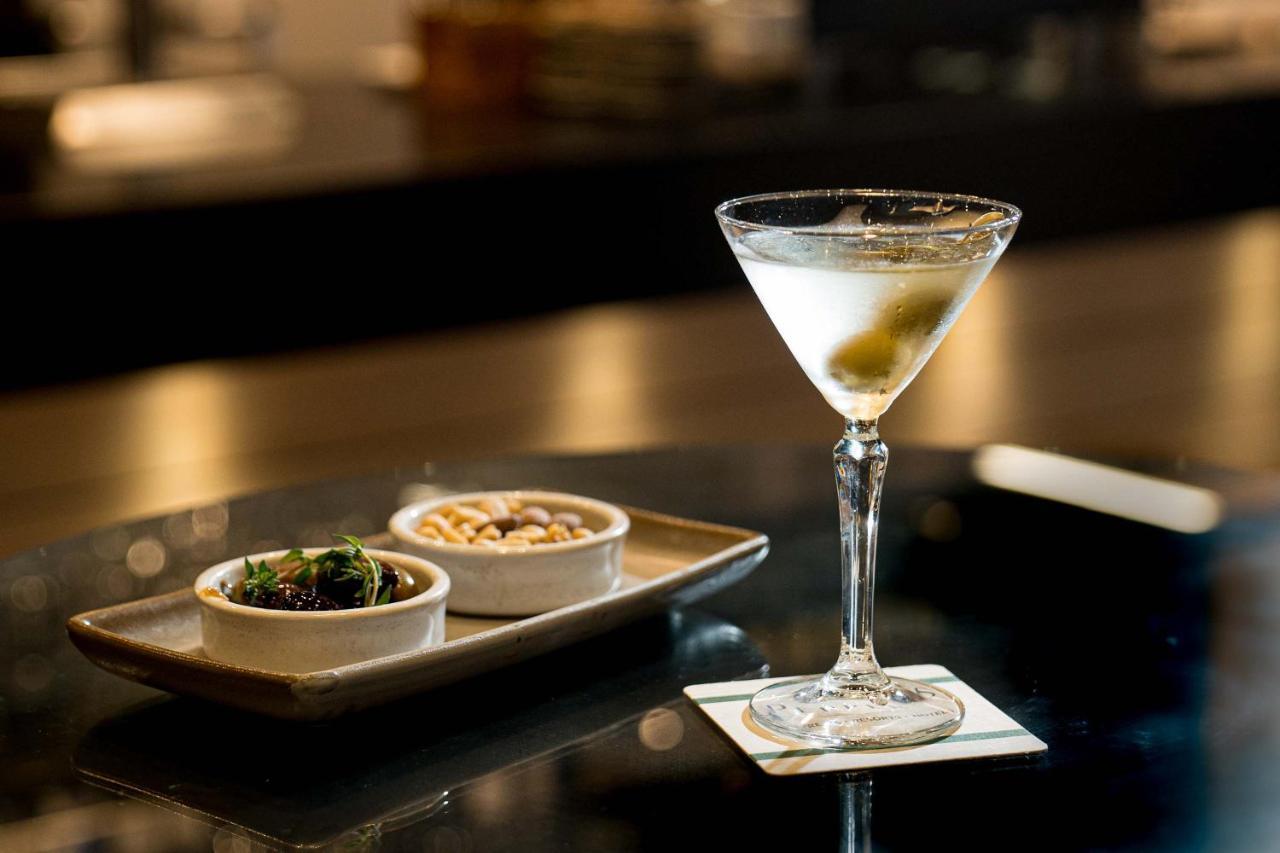Peppers Waymouth Hotel Adelaide Dış mekan fotoğraf A Vesper cocktail