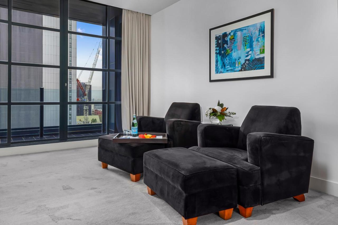 Peppers Waymouth Hotel Adelaide Dış mekan fotoğraf A living room in a typical apartment