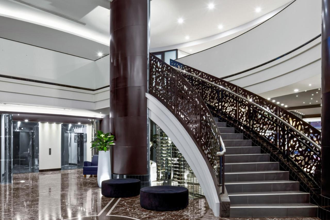 Peppers Waymouth Hotel Adelaide Dış mekan fotoğraf The staircase at the lobby